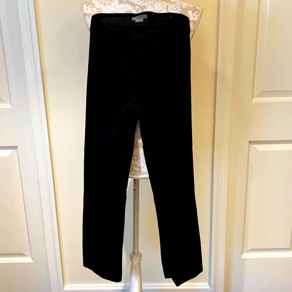 Form fitting, stretchy Vince black pants